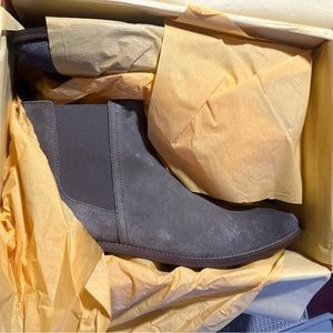 - $945 Tods ankle boots tan suede New in box sz1 2.5